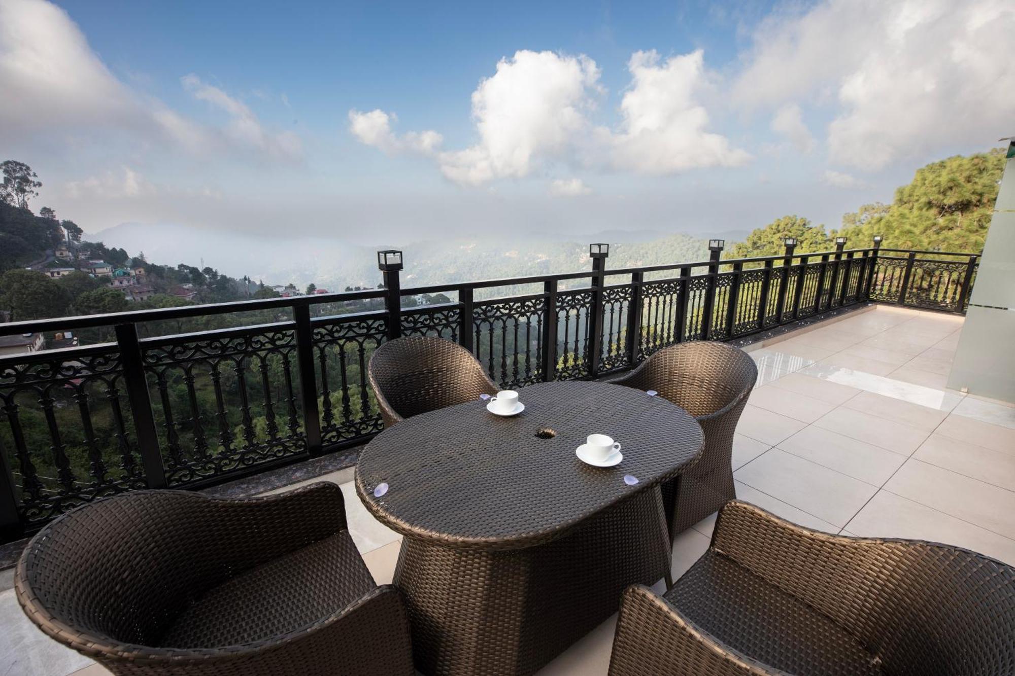 Luxe Resorts - Centrally Heated Air Conditioned Hotel In The Heart Of Kasauli Buitenkant foto